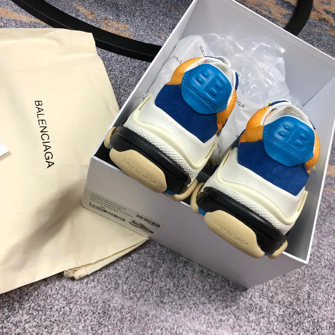 👟👟Ex-factory price 800👟👟 Balenciaga second generation 17 colors🖤 Balenciaga Triple-s Balenciaga-dad shoes. The world’s most popular retro jogging shoes 🔥. 🔺Retro distressed craftsmanship ~ original combination sole, heavy craftsmanship, not a low-end 2-layer combination sole! The upper is made of imported parachute cloth spliced ​​with nubuck matte, priced at 24 yuan per foot, which is different from the ordinary canvas on the market! The back is covered with cowhide high-frequency embossing! ⚠️When purchasing authentic products at the counter, I specifically asked the clerk about the materials. Size: 35-41 yards, men’s size 39-45, matching cloth bag, shoelaces, complete certificate of certification/men’s model will be notified later.